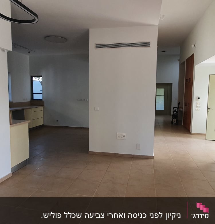 חדר ריק עם רצפת אריחים נקייה ודלתות זכוכית